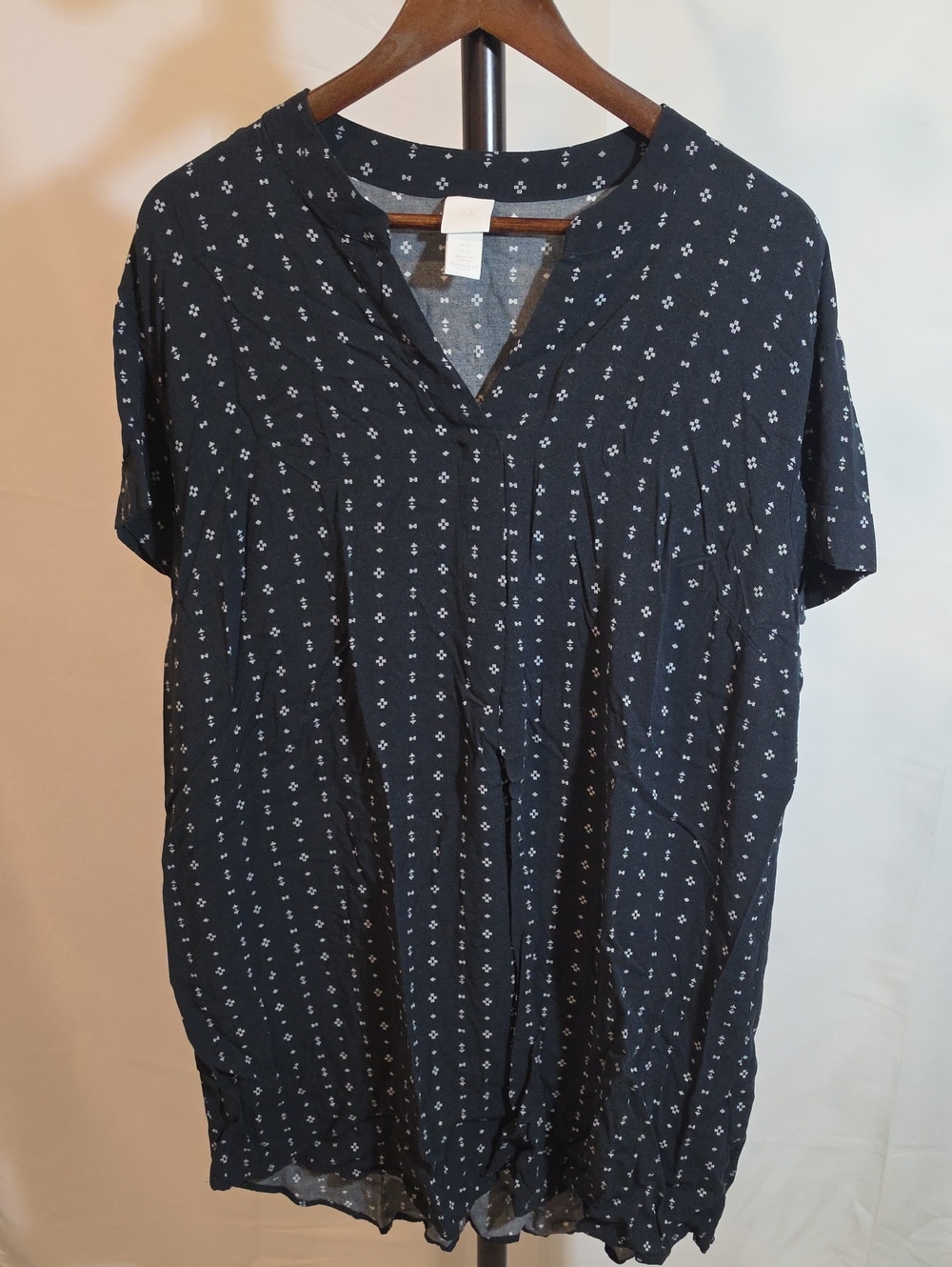 H&M Black Short-Sleeve V-Neck Shirt with White Micro Pattern